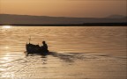 ...usciva ogni giorno con la sua piccola barca cui aveva dato il nome dell'adorata moglie:Rosa. lenze e fiocine e l'immancabile copricapo , il mare non aveva segreti per lui ...Era considerata una virt non parlare se non in caso di necessit, sul mare, e il vecchio laveva considerata tale e laveva rispettata..ma al ragazzo bastava uno sguardo per capire" EH. un piccolo omaggio a quei pescatori che come Augusto hanno lasciato tracce indelebili in noi.