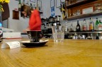 Una donna entra in un caff......splash!!!