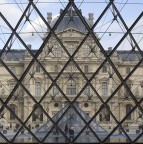 Facciata frontale del Louvre vista da dentro alla tanto discussa pyramide