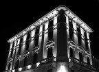 linee e forme illuminate, di un palazzo storico del centro Padovano scattato di notte.