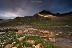 poco prima si chiudesse il cielo un ultima lama di luce dorata ha illuminato la cime i il fiume al passo di Gavia

iso 100 f14 1/60 sec filtri gnd e polarizzatore