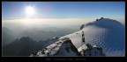 Vista verso est-sud est dalla cima: i primi raggi di sole illuminano la parete est, a sinistra, 3000m pi in basso si scorge la valle di Macugnaga, mentre sulla destra appare l'inconfondibile sagoma della Capanna Margherita sulla Punta Gnifetti (4556m).