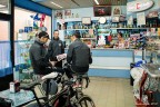 3 amici e 3 biciclette al bar