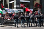 In occasione del 25 Aprile dello scorso anno, pubblicai un reportage di "volti" incontrati durante la manifestazione. Reportage che mi fu aspramente criticato perch i "ritratti" mancavano di contestualizzazione. 
Ieri ho quindi optato per un taglio diverso. Spero di essere riuscita a trasmettervi l'atmosfera che si  respirata tra le vie della citt di Milano.