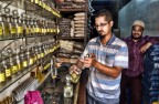 Una foto alla quale sono molto legato, perch relativa al mio ultimo viaggio in Yemen, ad Aden nel 2014. Siamo nella bottega di un Profumiere locale e del suo assistente: posto (e paese) magico.