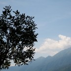 Laria  immobile
La temperatura insopportabile
Le montagne perdono il proprio splendore e si confondono con il cielo
La natura si attacca stretta alla vita e aspetta che lincerta nuvola divenga temporale