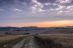 Lunga strada di campagna..all'alba..