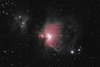 Questo  il deep-sky object (oggetto del cielo profondo) che finora mi ha pi entusiasmato.
Per la sua forma e i suoi colori M42(grande nebulosa di orione) e il cosiddetto uomo che corre (la nebulosa a riflessione NGC 1977 alla sinistra di M42) sono tra gli astrofotografi fra gli oggetti pi gettonati.
Io ve li propongo nella mia versione, quella che sono riuscito ad ottenere con i mezzi a mia disposizione.
Spero vi piaccia