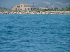 Una vista della spiaggia di Nora, in secondo piano la chiesa di "Sant'Efisio"