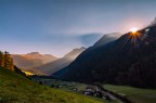 Ecco a voi un'alba ripresa in una valle altoatesina...
Che ne pensate???
Dati Exif : corpo machina: Nikon D90, Ottica: Nikkor 16/85 f3.5/5.6, Apertura f18, Distanza focale 16mm, Tempo di esposizione 1/30, ISO 300, 
Critiche e commenti sempre ben accetti... fatemi sapere cosa ne pensate...
