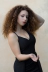 Durante i Lucca Comics ho incontrato questa ragazza che si stava facendo delle foto ad una fontana. Le ho chiesto se gradiva qualche scatto. Ho cercato una zona buona nelle vicinanze.