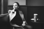 Una ragazza in attesa di qualcuno in un caff di Budapest