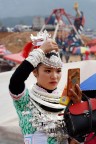 Guizhou, Cina 2018. Una ragazza dell'etnia Miao si prepara a partecipare alla festa del Lusheng.