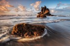 Una luce dorata colpisce le rocce nella spiaggia di Benijo a Tenerife.

0.6 sec, f/14.0, ISO 100, GND filters + polarizzatore