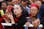 Gulon, Guizhou, cina 2018. Spettatori alla festa del Lusheng
