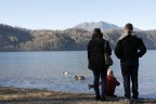 la mia famiglia mentre osserva gli anatroccoli sul lago di Levico
