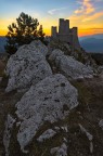 Rocca Calascio, tanto bella quanto inflazionata, vista all'alba da un punto di ripresa non comunissimo che da l'impressione di un "quasi primo piano", pur essendo in realt uno scatto grandangolare (110). Sony A7r II con Pentax D-FA 15-30 f/2.8 e Manfrotto 055