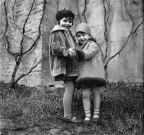 La foto,  una scansione di lastra fotografica in vetro 4x4 presumibilmente del 1920 - 1925.
A vostro giudizi, trovate sia pi filologica la versione in bianco e nero o quella seppia?
Personalmente propendo per la versione bianco e nero.
Grazie a tutti.