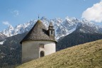 Questa cappella fa parte delle 5 cappelle del XV secolo che costituiscono la pi antica Via Crucis del Tirolo. La Cappella di Lerschach si trova sulla strada che collega Dobbiaco a San Candido ed dedicata a S. Giuseppe e qui si conclude il Monte Calvario.
Sullo sfondo le Dolomiti di Sesto.