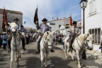 Processione della Santa Sarah Preceduta dai cavalli e i Fedeli..
Seguiamo il mare di gente per assistere alla processione di Santa Sara,  scortata dai guardians, uomini a cavallo armati di tridenti, che precedono la folla. E mille volti diversi e abiti colorati sfilano davanti ai nostri occhi.