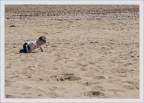  bello essere  felici con 'niente'...la composizione della spiaggia  un optional, sarebbe come guardare il dito di chi indica la Luna