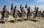 Processione della Santa Sarah Preceduta dai cavalli e i Fedeli.. 

Qui siamo arrivati sul mare, piccola sosta prima di entrare in mare..