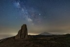 Si tratta di un sito molto suggestivo in prossimit di Montalbano Elicona (ME)
Un luogo che ospita megaliti enormi sparsi qua e l di cui non  ancora chiara la provenienza.
In primo piano la rocca denominata Aquila (vista di profilo per cui la sagoma dell'aquila non  riconoscibile) e sullo sfondo anche il vulcano siculo....
Immagine frutto di 2 scatti di cui uno astroinseguito.