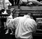 Un facchino si riposa stremato in una tappa del baldacchino della Madonna del Carmelo (Trastevere - 2019)