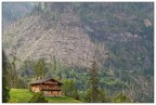 paesaggio montano con distruzione sovrastante