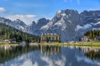 Misurina, al centro, facente parte dell'incantevole scenario, l'edificio dell'Opera Diocesana San Bernardo Degli Uberti Istituto Pio XII