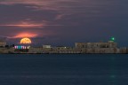 Si tratta di un singolo scatto dello scorso anno.
La luna sta sorgendo dietro il vicino Castello Maniace nella mia bella Ortigia (Siracusa)
A voi commenti e critiche