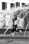 nella bellissima piazza centrale di Genova, questa ragazza era intenta a saltare insieme ad una amica.