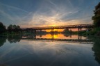 Un leggero HDR di un tramonto sul fiume Oglio, con in primo piano un vecchio ponte in ferro.