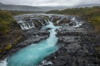 Pioveva a dirotto ma l'acqua della cascata manteneva le sue incredibili tonalit di azzurro