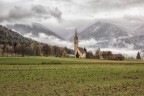 La Chiesetta di San Valentino con lo sfondo le Vedrette di Ries a Falzes (Bz)