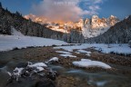 Quando a valle senti i primi brividi dopo il maltempo e l'atmosfera assume una certa aura magica  un chiaro segnale che la  prima neve  caduta in quota. Questa volta non ho voluto attendere e dopo anni di rimandi sono andato a passeggiare in questo luogo magico, dove sono dipinte nello sfondo le Pale di San martino... La val Venegia.
ISO 100 F/14 1/6 SEC gnd filter