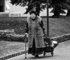 In questa fotografia digitale monocromatica ho ritratto una "Nonna" russa nei pressi di Sergiev Posad (Russia).