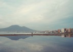 lungomare di Castellammare di Stabia , la spiaggia era allagata e proprio quel lago di acqua fungeva da riflesso