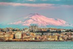 Gennaio 01/01/2020 - Prima alba
Le luci dell'alba colorano la neve del nostro amato vulcano che sovrasta una zona della mia citt natale, Siracusa