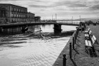 L'attraversamento di un uomo che pratica il SUP sotto il ponte Santa Lucia verso il porto grande di Siracusa