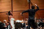 Adina Aaron (Soprano) e John Axelrod (Direttore), Orchestra Sinfonica Giuseppe Verdi - Milano

Secondo me da vedere su fondo bianco