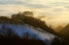 Tramonto con nebbia sulla sottostante pianura.