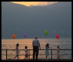 Foto scatata a Portovaltravaglia, sul Lago Maggiore, sponda Lombarda, nell'estate 2005.
La Notte dei Mezarat (Mezarat  un termine dialettale che indica i pipistrelli - mezzi ratti)  un evento culturale inventato ed organizzato da Dario F, che  nato a pochi km di distanza e che trascorre le sue vacanze in questo grazioso paesino.
E' una sorte di Notte Bianca con decine di iniziative culturali, il tutto messo in scala con un paesino di poche migliaia di abitanti.