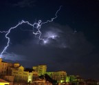 Fulmine positivo sul cielo di Savona durante la sera del 7 settembre 2019, questa tipologia di fulmini  la pi pericolosa in quanto la scarica si origina dal top del cumulonembo e pu colpire a terra anche a considerevoli distanze dal temporale stesso. Notare nella foto il fulmine come fuoriesce dal temporale andando a colpire una zona apparentemente pi tranquilla.