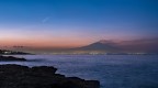 La costa di Augusta e le luci di Catania con sopra la cometa e l'Etna