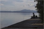 Passignano sul Trasimeno, 2/09/2020 (anniversario di matrimonio: 52!). Foto di ripiego al posto di quella immensamente migliore che non ho fatto, un quarto d'ora prima, a un altro pescatore in silhouette, con canna inclinata a 45, in un punto assolutamente perfetto da fotografare. Proprio mentre mi preparavo (sono lento) a scattare una foto memorabile, ha riposto ahim l'attrezzatura e se n' andato ... grrrr... che delusione!