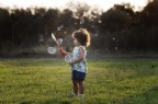 L'essenza della gioia... un prato rigoglioso, l'erba baciata dalla luce calda del sole al tramonto, le bolle di sapone, ed  magia.