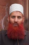 L'abitudine di colorare la barba e capelli con l'henn  piuttosto diffusa tra gli anziani musulmani indiani. Si dice per devozione ma sembra che uno degli scopi sia nascondere la barba che diventa bianca &#128521;