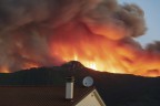 Monte Serra Settembre 2018
Svegliarsi una mattina e affacciandosi vedere questo, incredulit pi assoluta, ho inserito il primissimo scatto mosso perch rappresenta al meglio quella sensazione di; dormo o son desto?
Alla fine della prima giornata complice il forte vento, il fuoco si  preso il 90% di quello che poteva essere bruciato, ci sono voluti poi altri 3 giorni per spegnere ogni focolaio. Si scoprir in seguito che  stata la sciagurata mano delluomo a causare tutto questo.