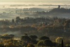 I primi raggi di sole illuminano la leggera nebbia..